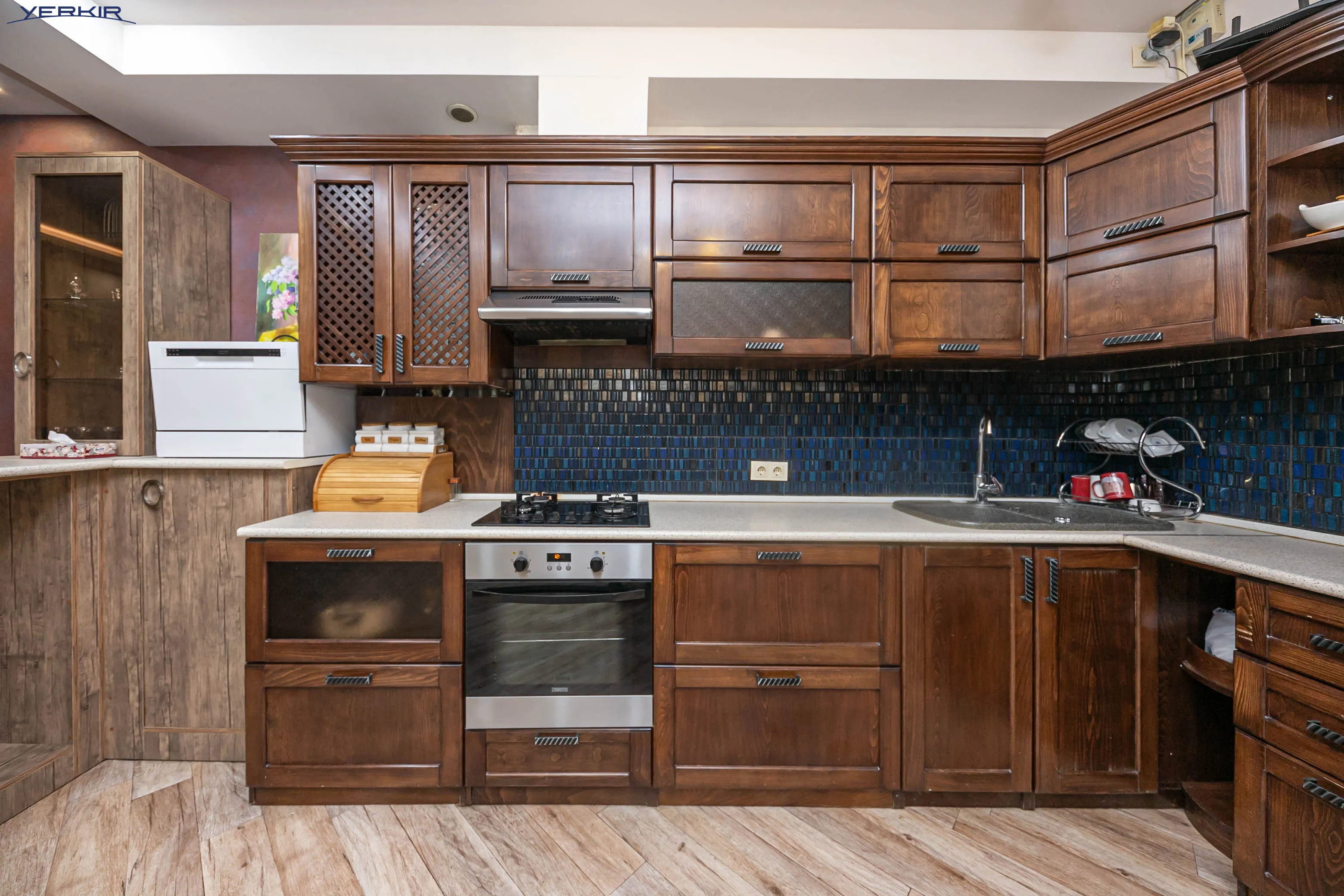 Apartments Code: 9+3621224