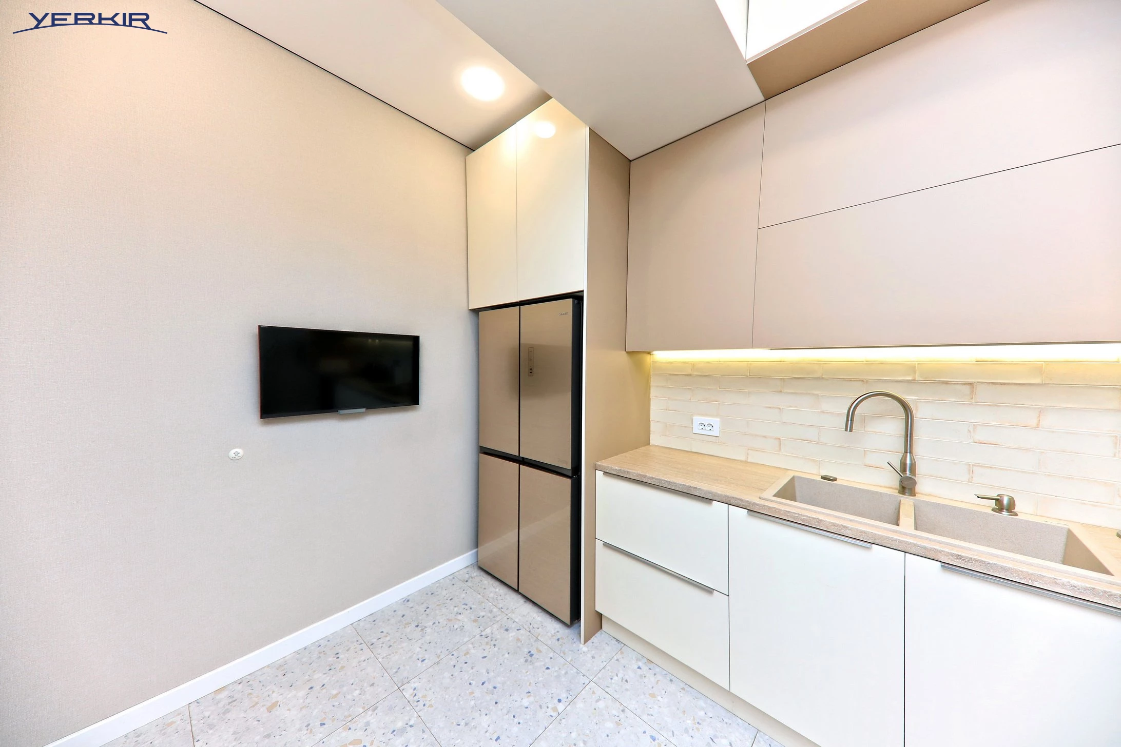 Apartments Code: 9+4161020