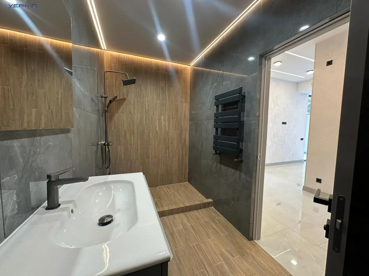 Apartments Code: 9+3768613