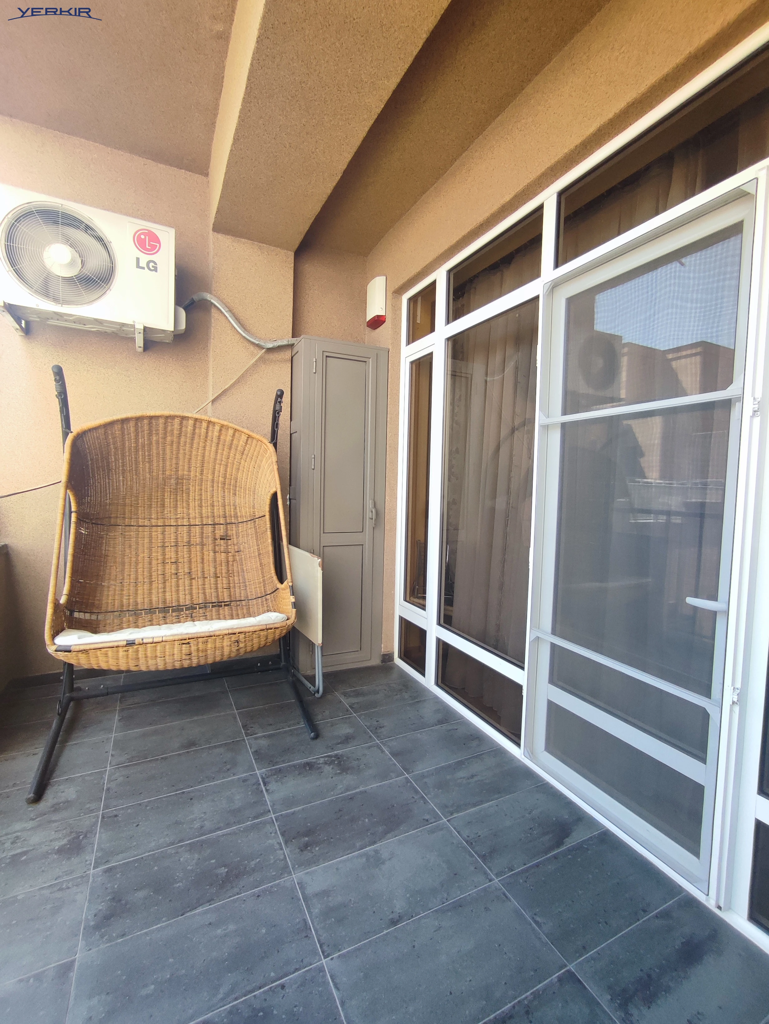 Apartments Code: 9+412677