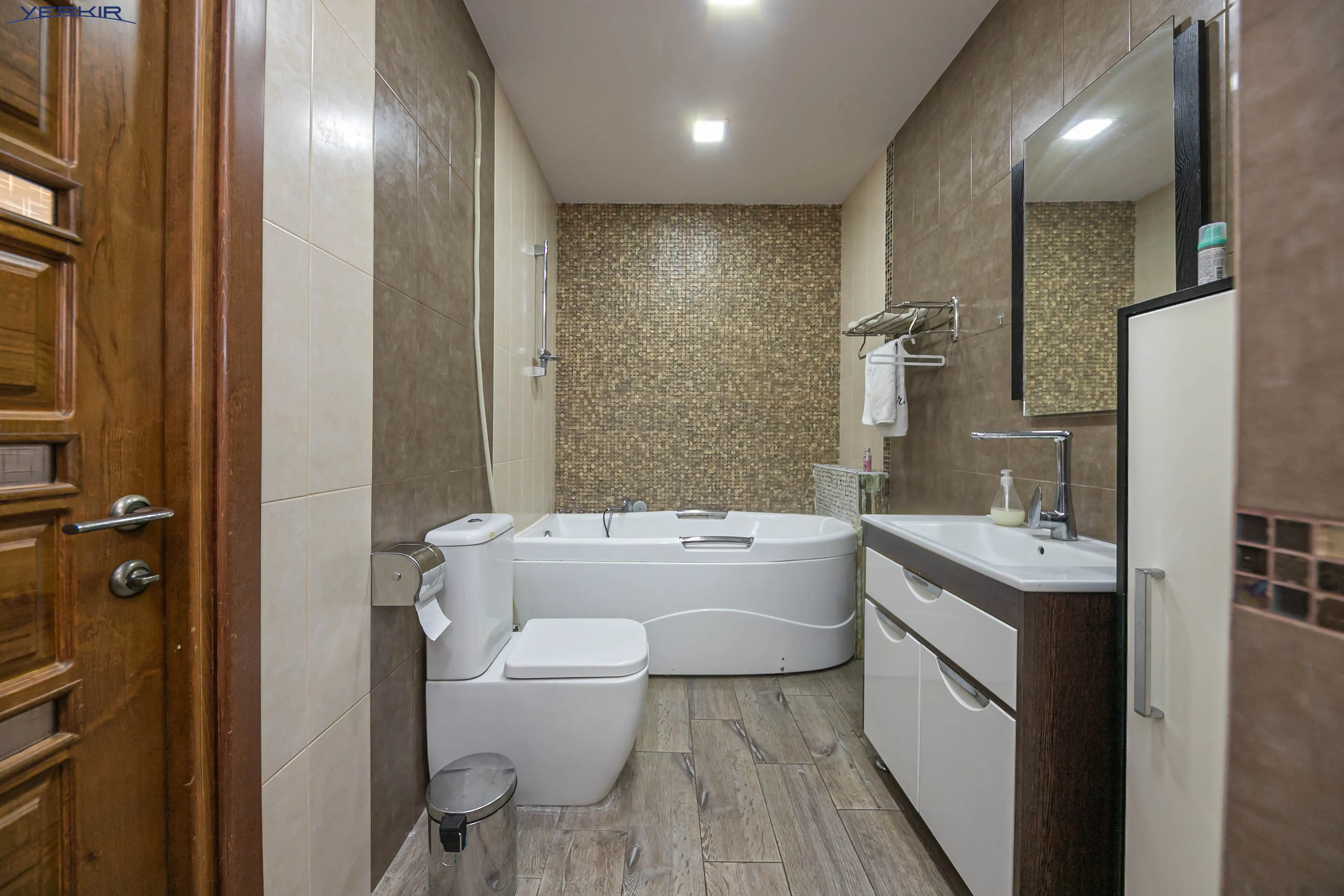 Apartments Code: 9+3621224