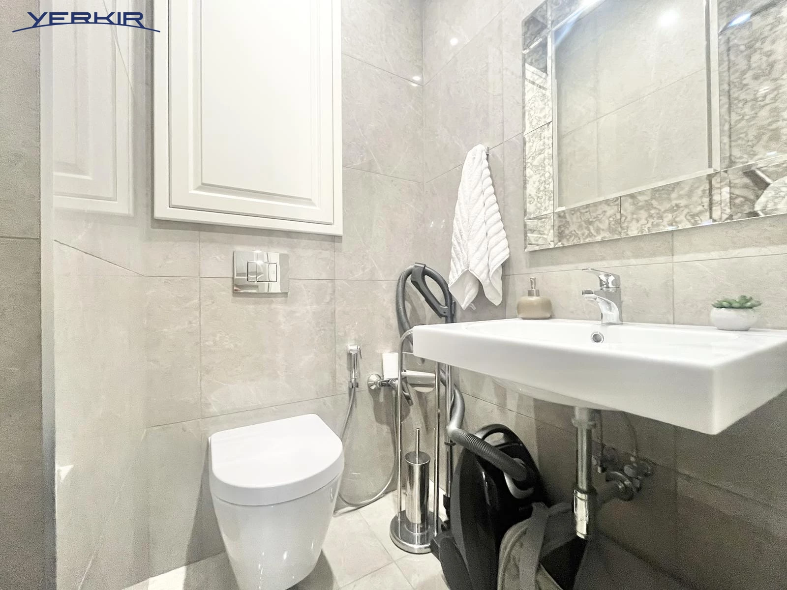 Apartments Code: 9+4260538